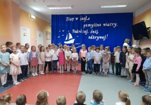 Dzieci 6-letnie rozpoczynają swój występ.