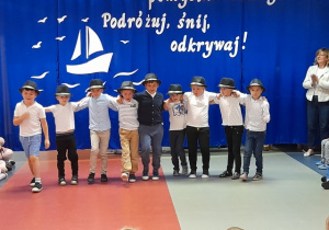Chłopcy podczas tańca stoją w szeregu.