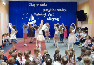 Dziewczynki z grupy "Biedronki" prezentują swój taniec.
