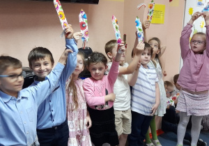 dzieci z grupy "Skrzaty" prezentują swoje upominki.