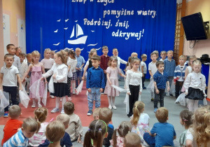 Dzieci z grupy "Żabki " i "Poziomki" śpiewają pożegnalną piosenkę.
