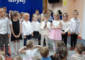 Chłopiec mówi wiersz.