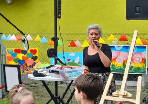 Pani Dyrektor wita przybyłych gości.