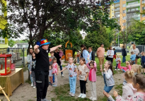 Adi rozpoczyna imprezę wspólną zabawą.