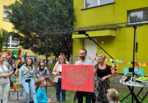 Szczęśliwy tata, który stał się posiadaczem obrazu.