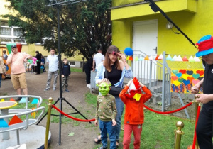 Mama z dziećmi korzysta z fotobudki 360.