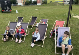 Dzieci jedzą lody.
