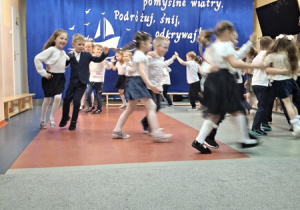 Taniec dzieci.Grupowe zdjęcie dzieci.
