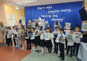 Grupowe zdjęcie dzieci.