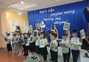 Grupowe zdjęcie dzieci.