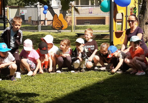 Dzieci oczekują na rozpoczęcie turnieju.