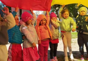 Zabawa z wykorzystaniem chusty animacyjnej "Szukamy jabłuszek".