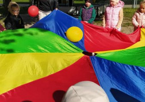 Czy balony mogą udawać jabłuszka? - zabawa ruchowa.