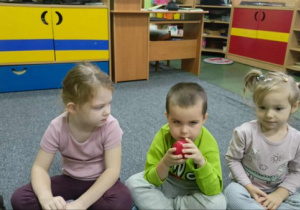 Wojtuś określa twardość jabłuszka.