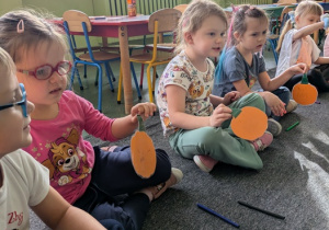 dzieci demonstrują narysowane emocje