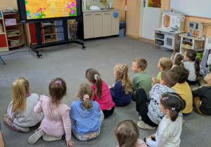 dzieci oglądają animację