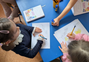 dzieci kolorują wyzwanie projektowe