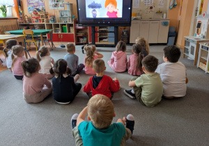 dzieci oglądają animację
