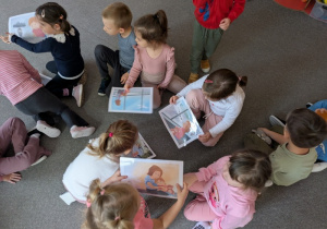 dzieci układają kolejność wydarzeń historyjki