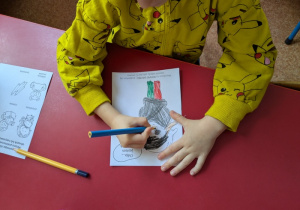 chłopiec koloruje Markotka