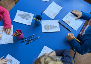 dzieci kolorują wyzwanie projektowe