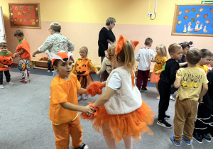 Natalia i Leon tańczą.