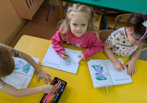 Laura koloruje Pana Łał