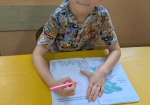 Jaś rysuje zadziwiające oceaniczne obiekty