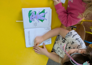 dzieci wykonują wyzwanie projektowe