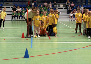 Dzieci czekają na rozpoczęcie konkurencji.