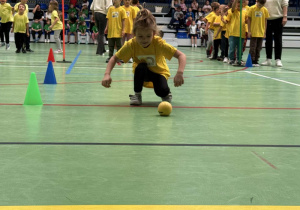 Nikodem wykonuje ćwiczenie.