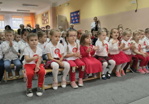 Przedszkolaki oglądają występ swoich koleżanek i kolegów.