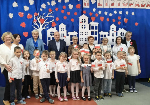 Wspólne zdjęcie przedszkolaków z gośćmi z Klubu Seniora - "Zgoda".