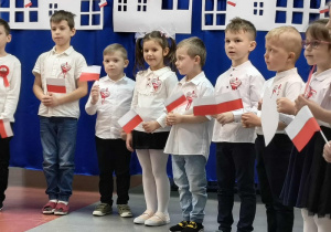 Dzieci śpiewają piosenkę.