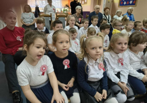 Przedszkolaki oglądają występ swoich koleżanek i kolegów.