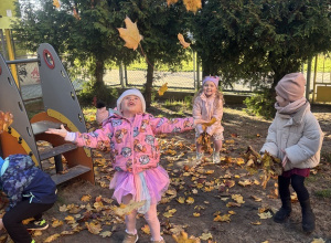 Jesienne zabawy w ogrodzie przedszkolnym