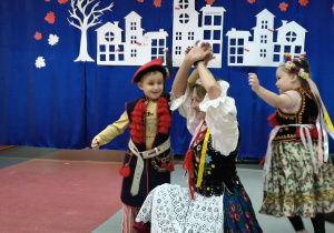 dzieci tańczą krakowiaka