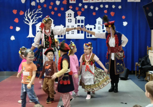 dzieci tańczą poloneza