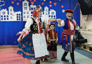artyści uczą dzieci tańczyć poloneza