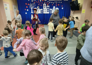 dzieci tańczą poleczkę