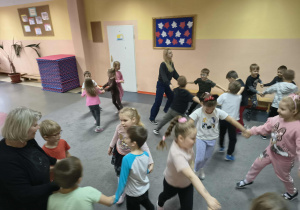 dzieci tańczą poleczkę