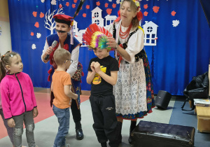 artyści przebierają dzieci