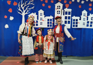 Staś i Lila w strojach krakowskich