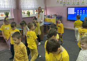 Dzieci uczestniczą w zabawie z okazji Dnia Życzliwości.