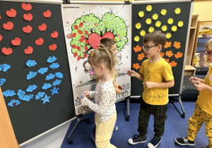 Dzieci przyczepiają gwiazdki ze swoim imieniem.