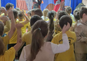 dzieci śpiewają piosenkę razem z aktorami