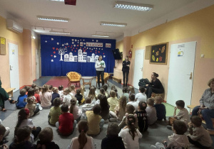 dzieci słuchają opowieści