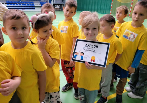 Dzieci z pamiątkowym dyplomem.