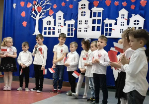 Chłopiec recytuje wiersz.