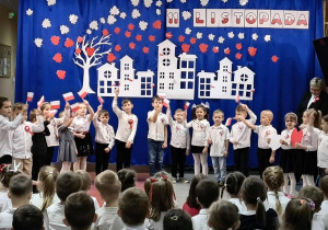 Dzieci śpiewają piosenkę.